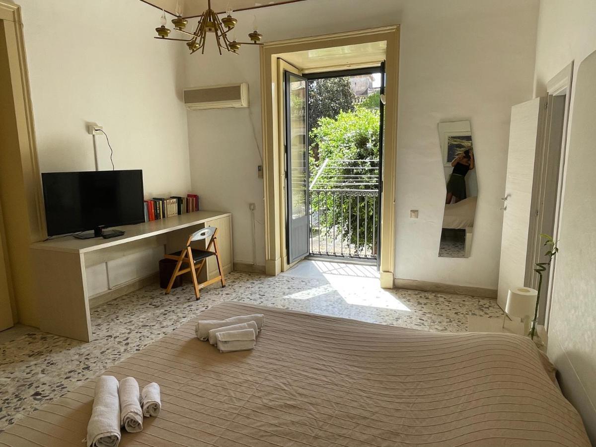 Bed And Books Isabella Bed & Breakfast Catania Ngoại thất bức ảnh